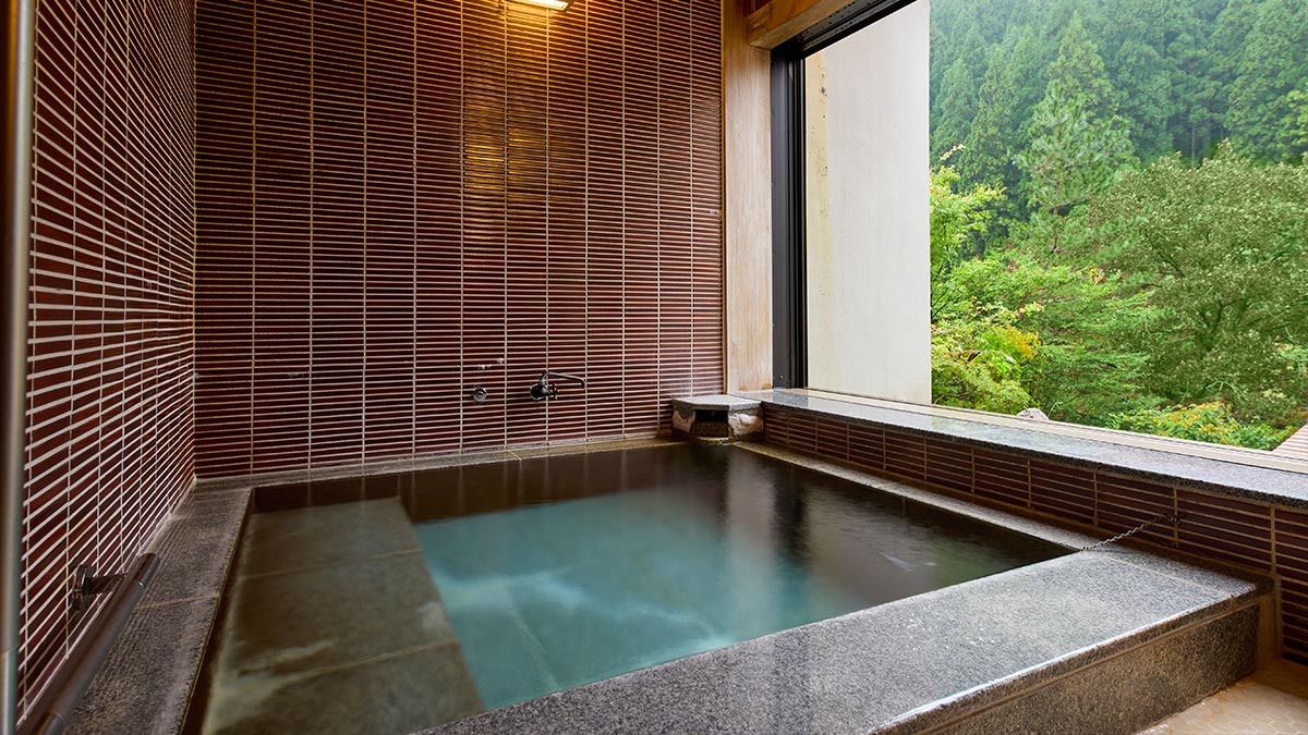 Private half-open-air hot-spring bath in the Suzuran suite at Minakami Sansou