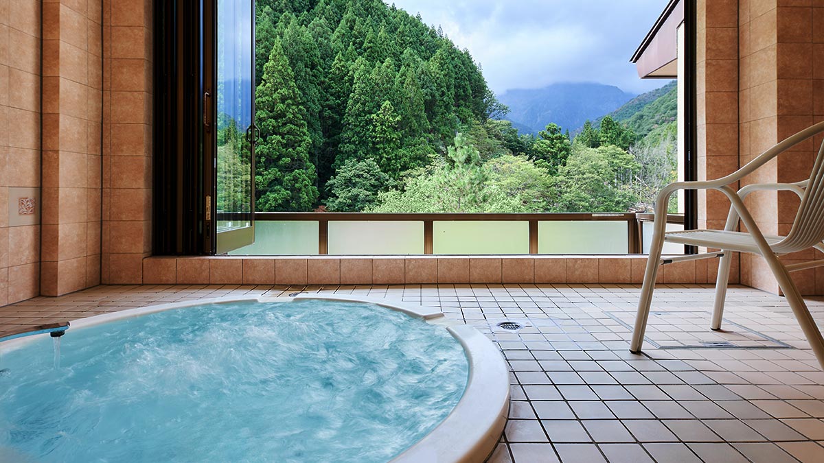 Kiraboshi suite private hot-spring bath looking toward the mountains at Minakami Sansou