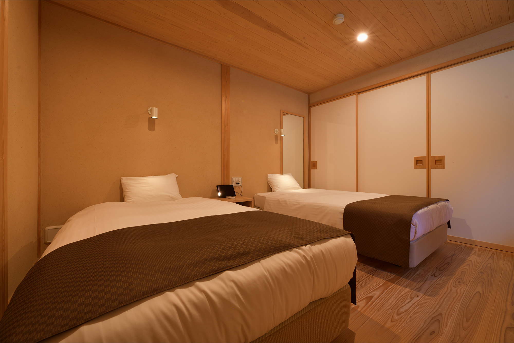 Twin beds in the bedroom of Syoubun’s Rindo room