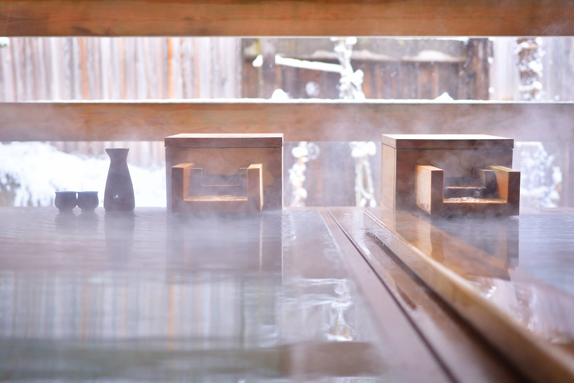 Winter photograph of the twin private hot-spring baths in Syoubun’s Rindo room